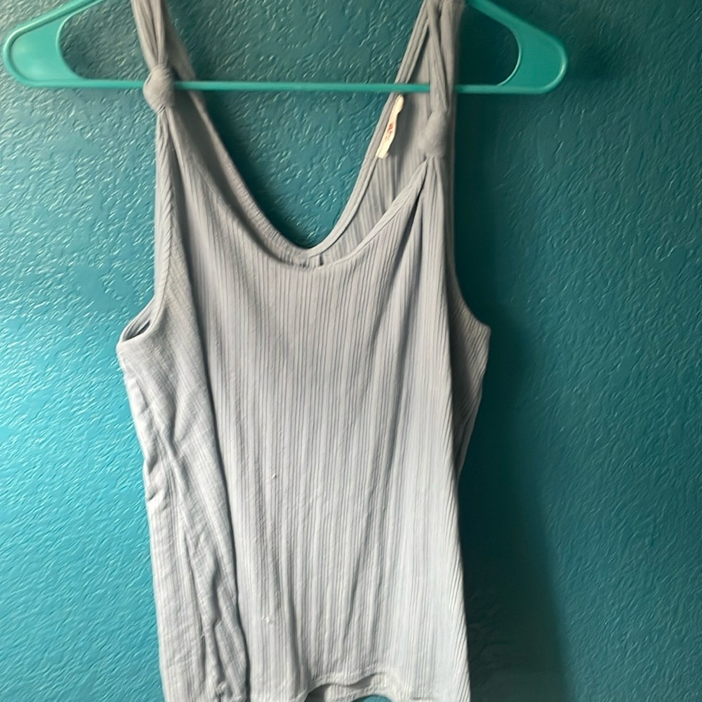 Light blue tank with knot details on sleeves